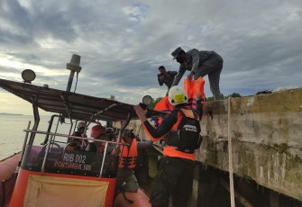 PKKL Sambas Bakamla RI saat Selamatkan Korban Kapal Tenggelam