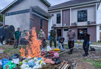 Perwira Hukum SapPemusnahan Media Pembawa HPHK & OPTK di Entikong Kalbar