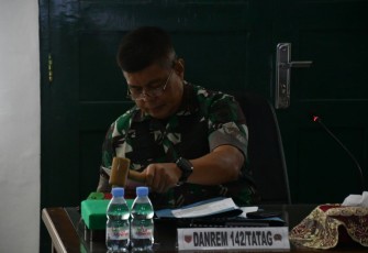 Danrem 142/Tatag saat membuka rapat