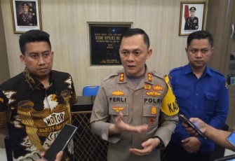 Kapolres Malang saat memberikan keterangan press terkait penusukan ibu dan anak