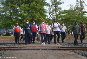 Menhub saat meninjau pembangunan sarana transportasi di KITB 