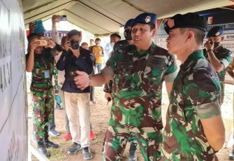 Danlanud BNY saat memaparkan kegiatan serbuan teritorial TNI ke Waaster Panglima TNI 