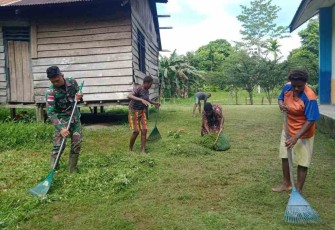 Satgas betsama masyarakat pembersihan lingkungan gereja
