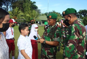 Dandim 1310/Bitung saat memberikan penghargaan