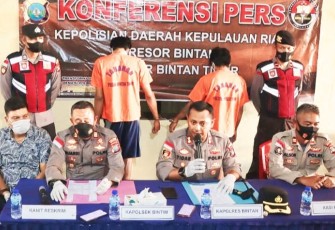 Konferensi Pers yang dipimpin oleh Kapolres Bintan di Polsek Bintan Timur pada Kamis (7/07/2022).