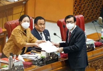 Menkumham saat pengesahan UU Permasyarakatan bersama Ketua DPR RI