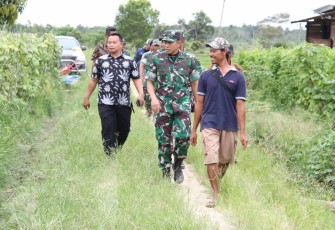 Dandim Kutai Kartanegara saat tinjau lokasi TMMD 