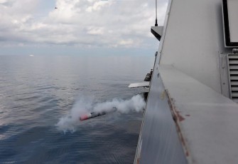 Uji tembak torpedo dari KRI REM-331 di perairan laut Situbondo 