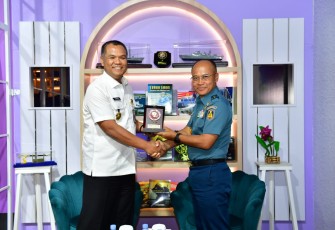 Kadispenal saat bertukar cenderamata 