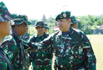 Pangdiv 2 Kostrad saat memberikan motivasi prajurit Yonarmed 1/Ajusta Yudha Kostrad