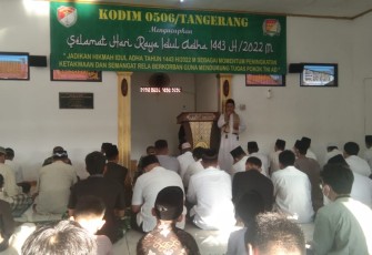 Dandim 0506/Tgr saat salat di masjid Al Fatwa 