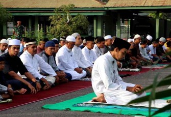 Salat idul adha di lapangan upacara Makodim 0104/Atim