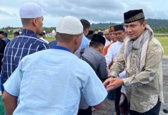 Danlanud Maimun Saleh bersalam-salaman usai salat Idul Adha 