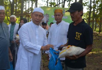 Danrem 063/SGJ saat memberikan daging kurban 