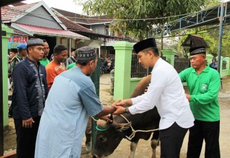 Dandim Kukar saat menyerahkan hewan qurban 