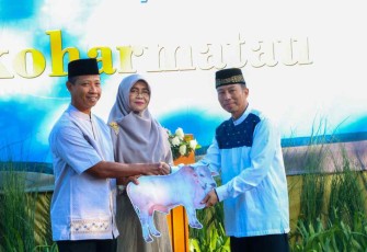 Dankoharmatau saat menyerahkan secara simbolis hewan qurban 