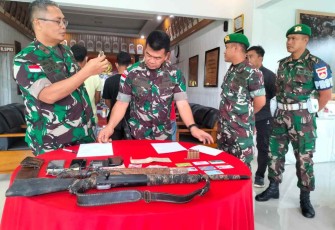 Satgas Yonif 410/Alugoro berhasil amankan senjata rakitan dan munisi