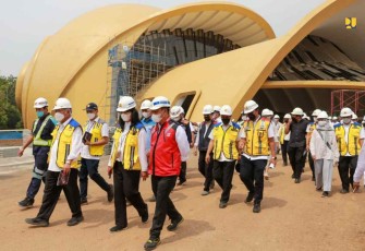 Menteri Basuki saat meninjau renovasi TMII Jakarta 