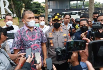 Dirreskrimum Polda Jatim saat konferensi pers sekolah SPI Kota Batu