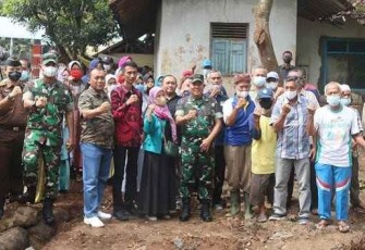 Masyarakat berswafoto terimakasih program TNI AD Manunggal Air