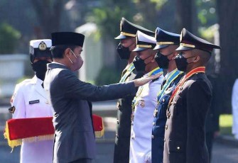 Presiden RI Joko Widodo saat melantik perwira TNI AL di Istana Negara Jakarta 