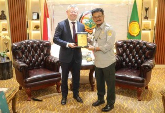 Mentan RI saat bertukar cenderamata bersama Menteri Pertanian Australia di Jakarta 