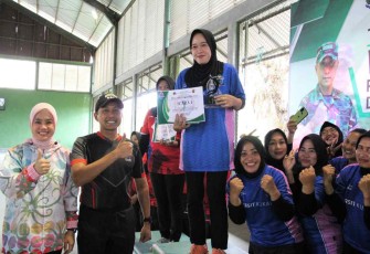 Dandim saat memberikan hadiah ke pemenang turnamen voli