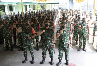 Pangdam V Brawijaya foto bersama prajuritnya di Kodim 0808/Blitar