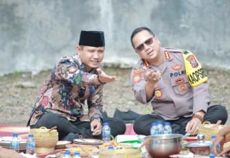 Kapolresta Banyuwangi bersama Ketua Askab di Balai Desa Aliyan
