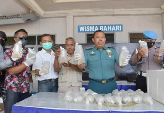 Danlanal Banyuwangi saat keterangan pers benih Lobster 