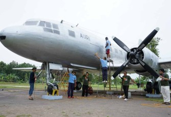 Pengecekan pesawat Ilyushin II-14 Avia di Muspusdirla Yogyakarta 