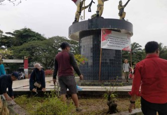 Gotong royong pembersihhan tempat sejarah bersama warga 