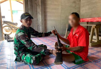 Satgas perbatasan menerima senpi rakitan warga dengan sukarela 