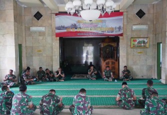 Prajurit Korem 121/Abw saat doa bersama peringati HUT ke-64 Kodam XII/Tpr