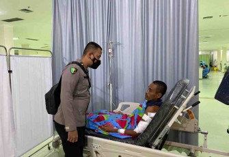 Dokter tim kesehatan damai Cartenz saat mengecek kondisi pasien 