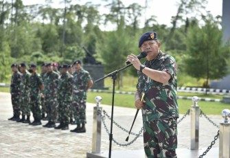 Pangkoarmada III saat memberikan arahan Prajurit dan PNS