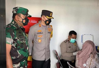 Kapolres Malang saat meninjau vaksin booster di stasiun Kepanjen