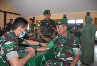 Prajurit Korem 121/Abw saat melaksanakan donor darah