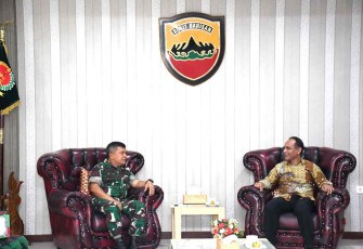Pangdam I/BB saat berbincang dengan Ketua Peradi Medan