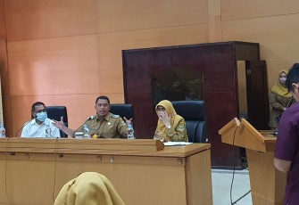 Sanuji saat pimpin rapat Stunting 