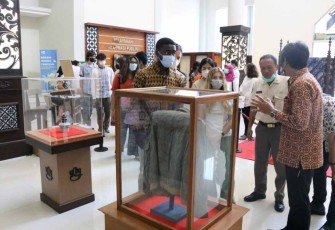 Danang saat menjelaskan koleksi jaket ke pelajar Amerika
