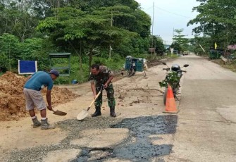Tambal jalan berlubang bersama warga binaan