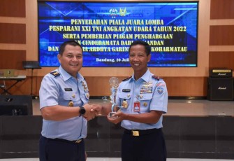 Dankoharmatau saat menerima Piala Lomba Pesparani 