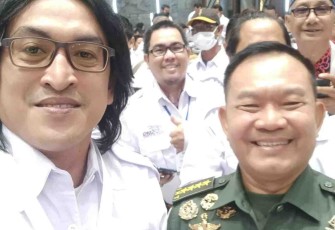 Keakraban Kasad saat swafoto insan media SMSI di Mabesad