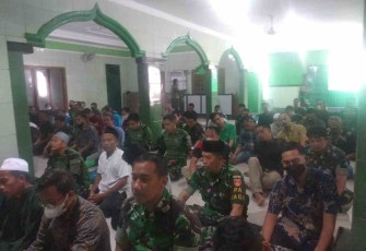 Anggota Korem 073 Sholat Jumat di Masjd At Taqwa Makorem 