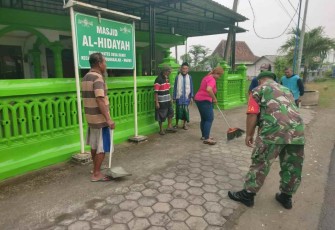 Kerja bakti bersihkan masjid bersama warga binaan