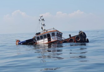 Evakuasi ABK Kapal Tenggelam di Selat Durian