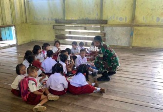 Humanis dan edukatif personel satgas perbatasan ajari siswa belajar