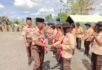 Danlanal Timika saat menyalami anggota saka bahari