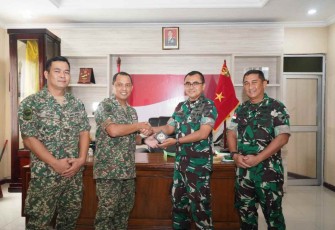 Danrem 121/Abw saat bertukar cenderamata 